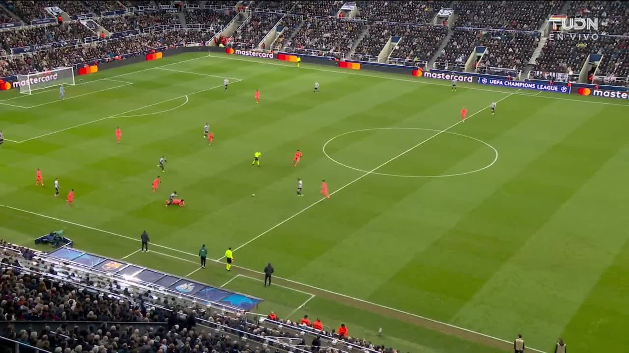 ¡TIRO ATAJADO! disparo por Harvey Barnes.