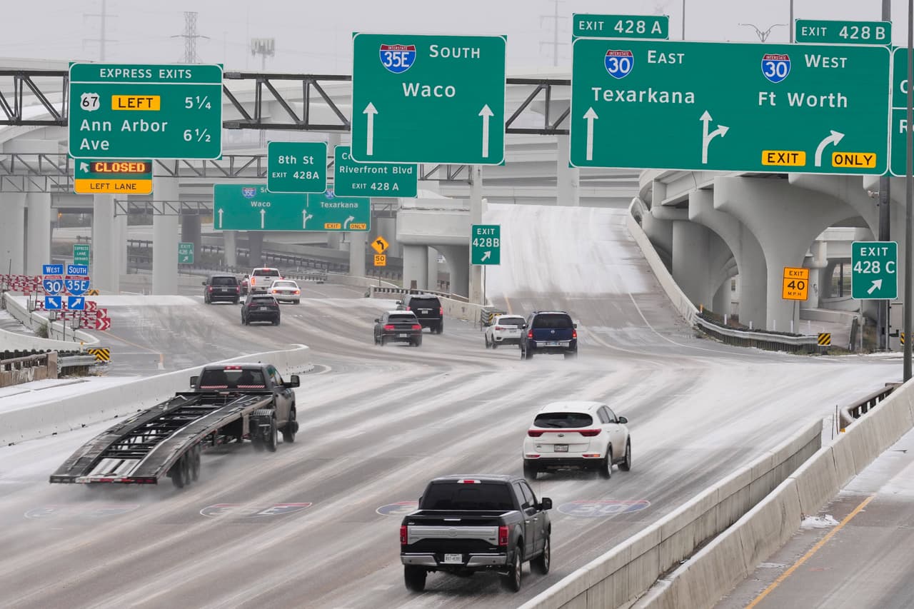 Durante la tarde de este sábado 24 de enero,
<b> pocos conductores manejaron en las calles cubiertas de hielo</b>. Esta imagen es de la autopista I-35.