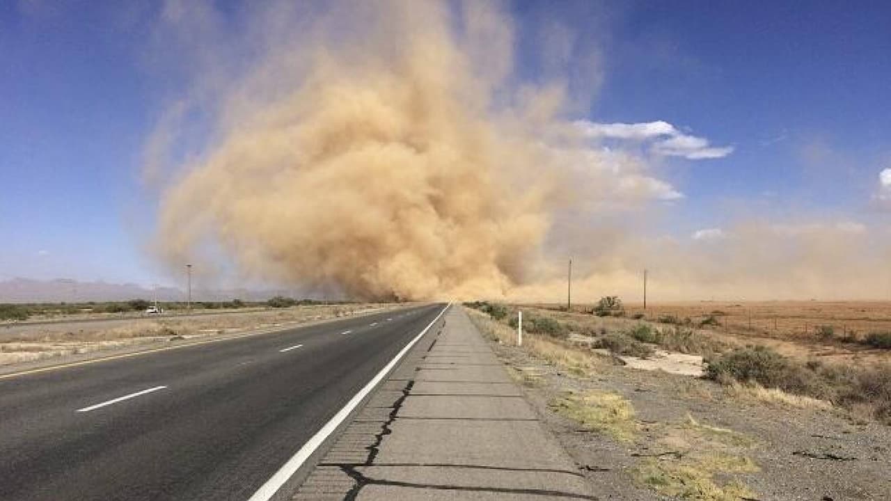 Si ves una 
<b><a href="https://www.univision.com/local/arizona-ktvw/como-protegerse-tormenta-de-polvo-arizona-fotos">tormenta de polvo</a></b> o fuertes lluvias más adelante, es mejor salir y esperar a que la tormenta pase por el área. Acércate a un área segura lo más lejos posible de la carretera.