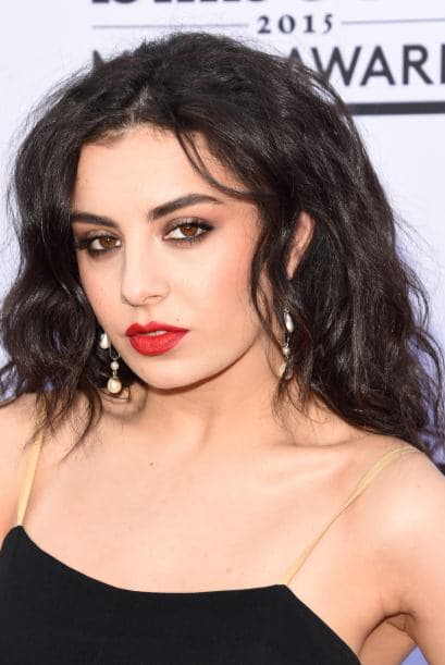 Otra de las primeras sorpresas nos la dio la cantante Charlie XCX, quien llegó más seria de lo normal.