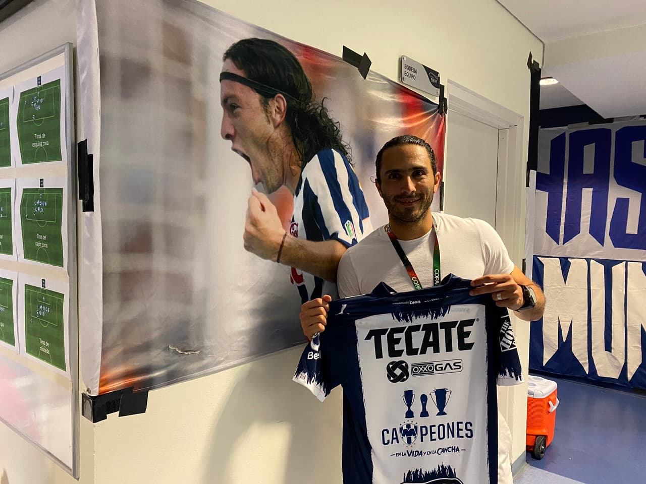 Rayados festeja título con camiseta especial y homenaje a Antonio de Nigris