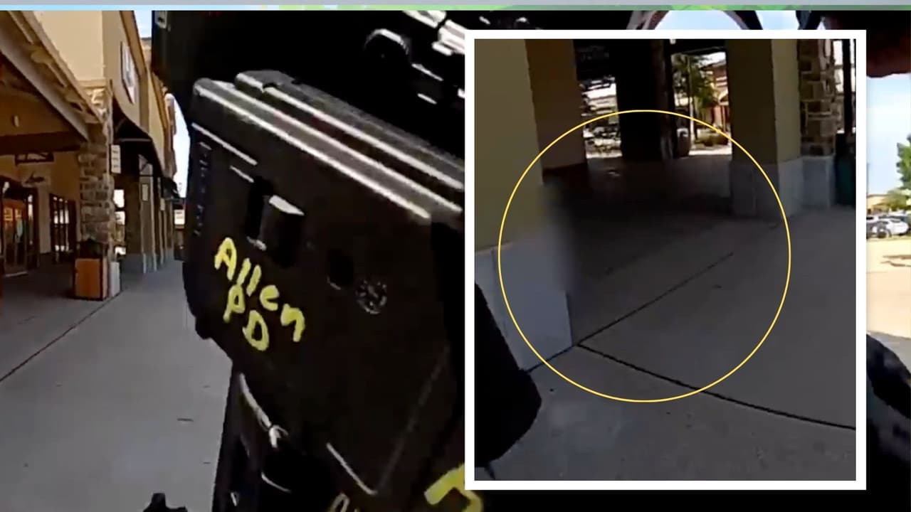 A las 3:38 de la tarde, el oficial, que continúa corriendo con su arma semiautomática en la mano, tras la “caza” del atacante,
<b>reporta a través de su radio que hay personas heridas, luego de ver a <a href="https://www.univision.com/local/dallas-kuvn/allen-premium-outlets-tiroteo-policia-movilizacion" target="_blank">una persona en el suelo detrás de una columna</a></b>. Mientras, se escuchan más disparos, posiblemente a unos metros de él.