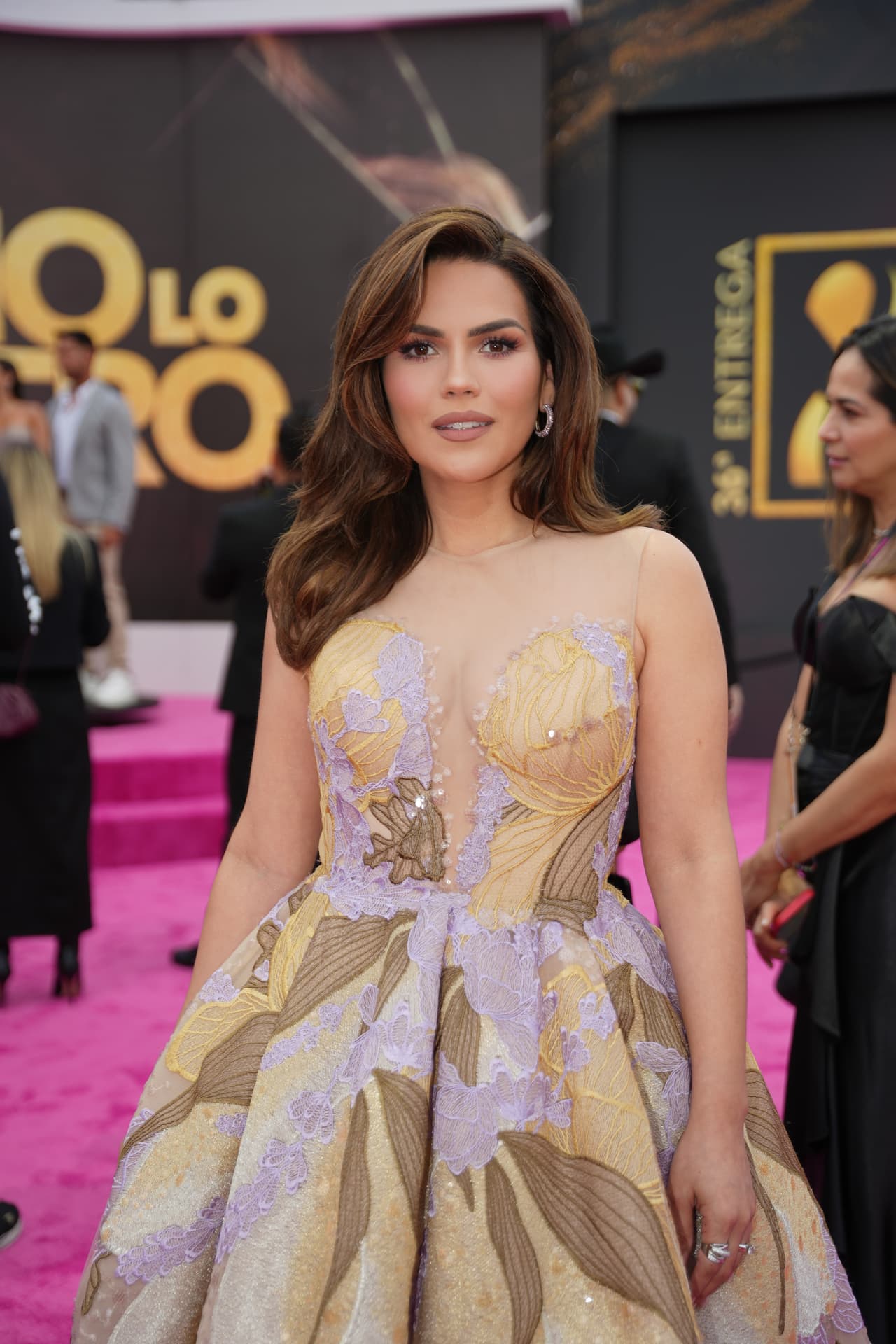 <b>Karina Banda</b> eligió un vestido en colores neutros y con un maquillaje muy natural.