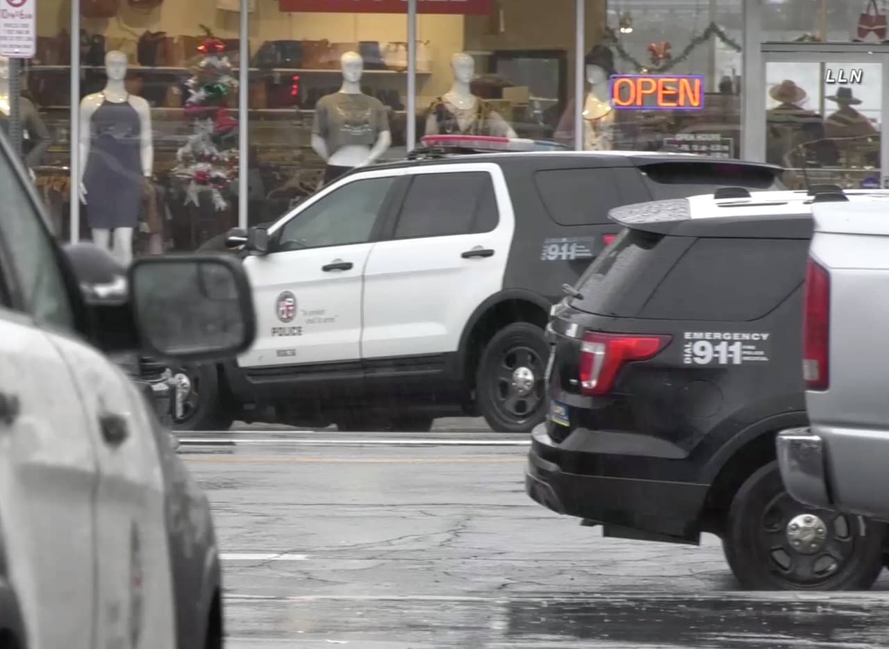 Las autoridades aún no han revelado por qué el oficial o los oficiales dispararon al sospechoso dentro de una tienda, cuando decenas de personas se encontraban haciendo compras de fin de año.