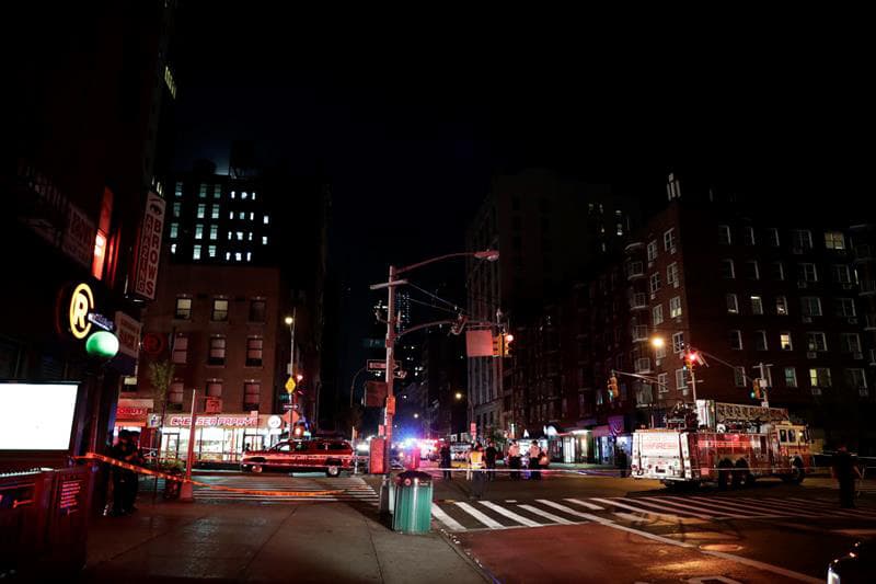 El cuerpo de bomberos fue también de los primeros en desplegarse al lugar de los hechos.