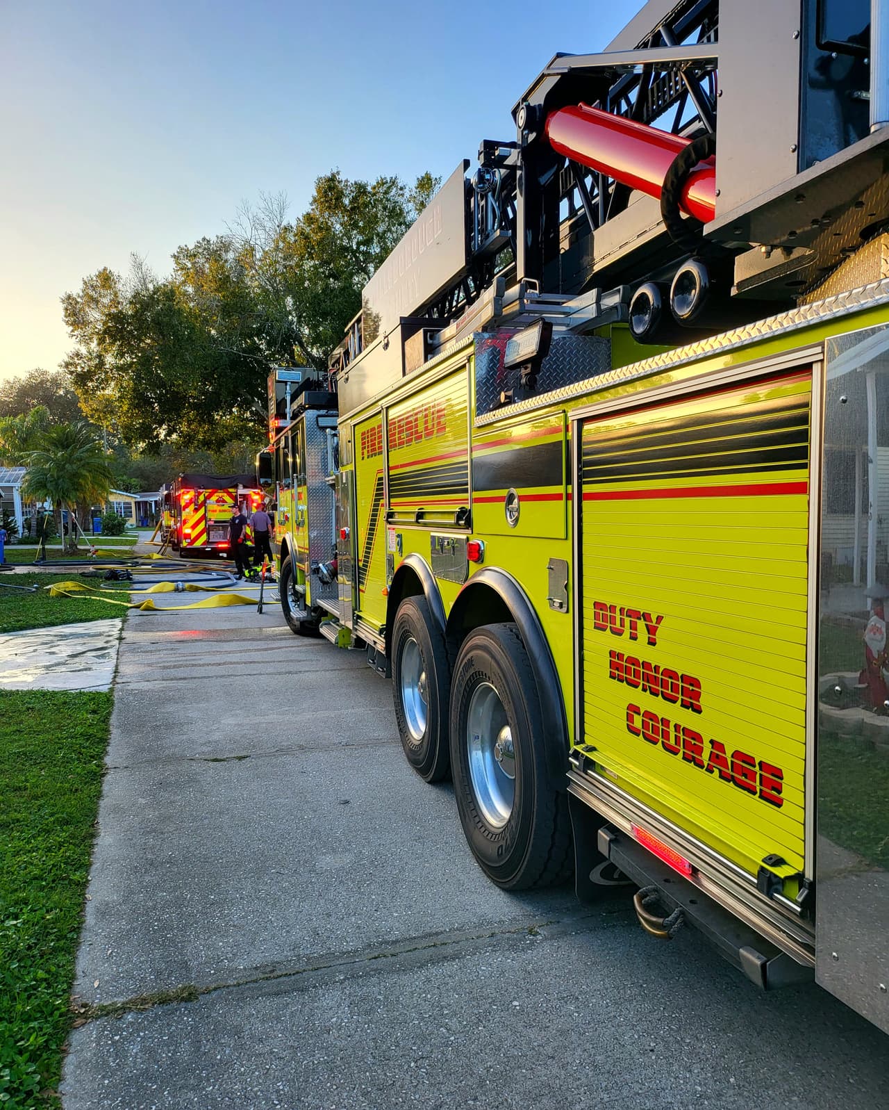 Elementos del Departamento de Bomberos del condado Hillsborough recibieron una llamada de auxilio el sábado por la tarde.