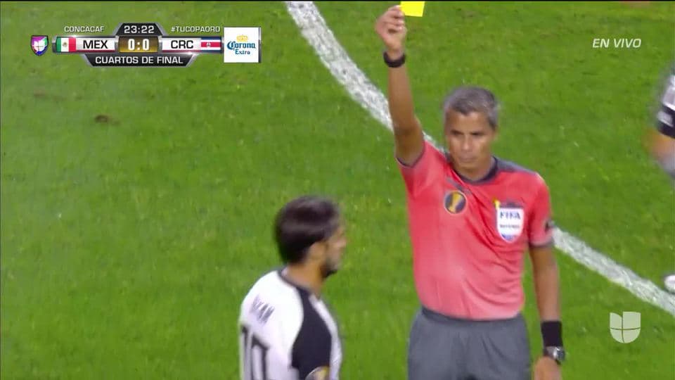 Tarjeta amarilla. El árbitro amonesta a Bryan Ruiz de Costa Rica