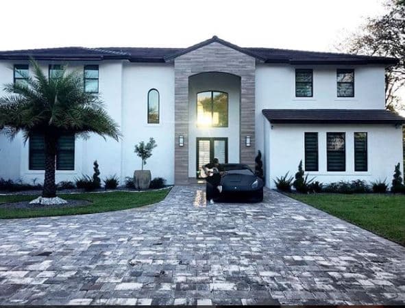 Aquí vemos a Nicky Jam con su 
<b>Lamborghini Huracán</b> de 610 caballos de fuerza, en una posición muy relajada afuera de su casa.