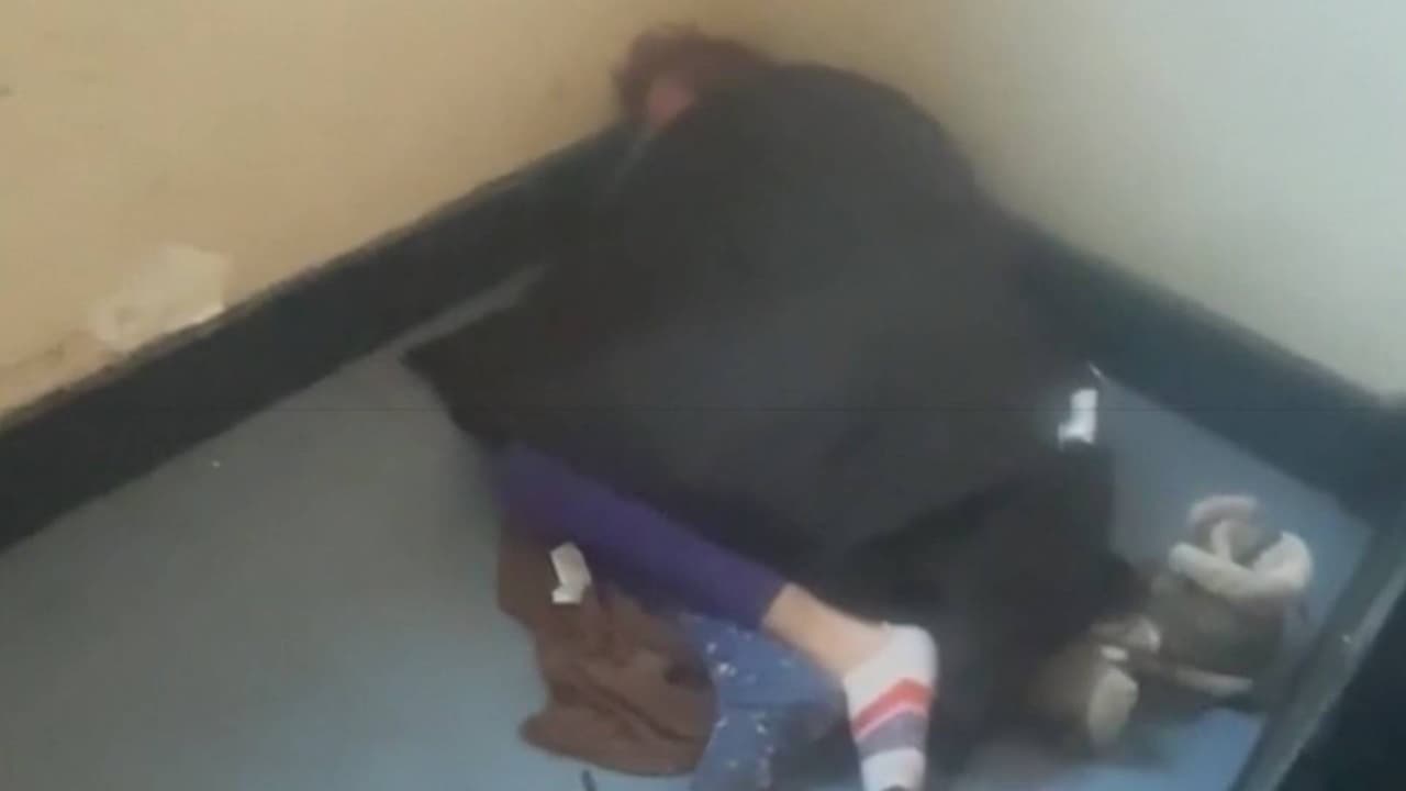 Personas sin hogar se refugian del frío en escaleras de apartamentos en Langley Park: hay quejas