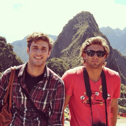 Se trata de Emilio Pancheri, quien nació en 1985 y es tres años menor que el actor argentino.