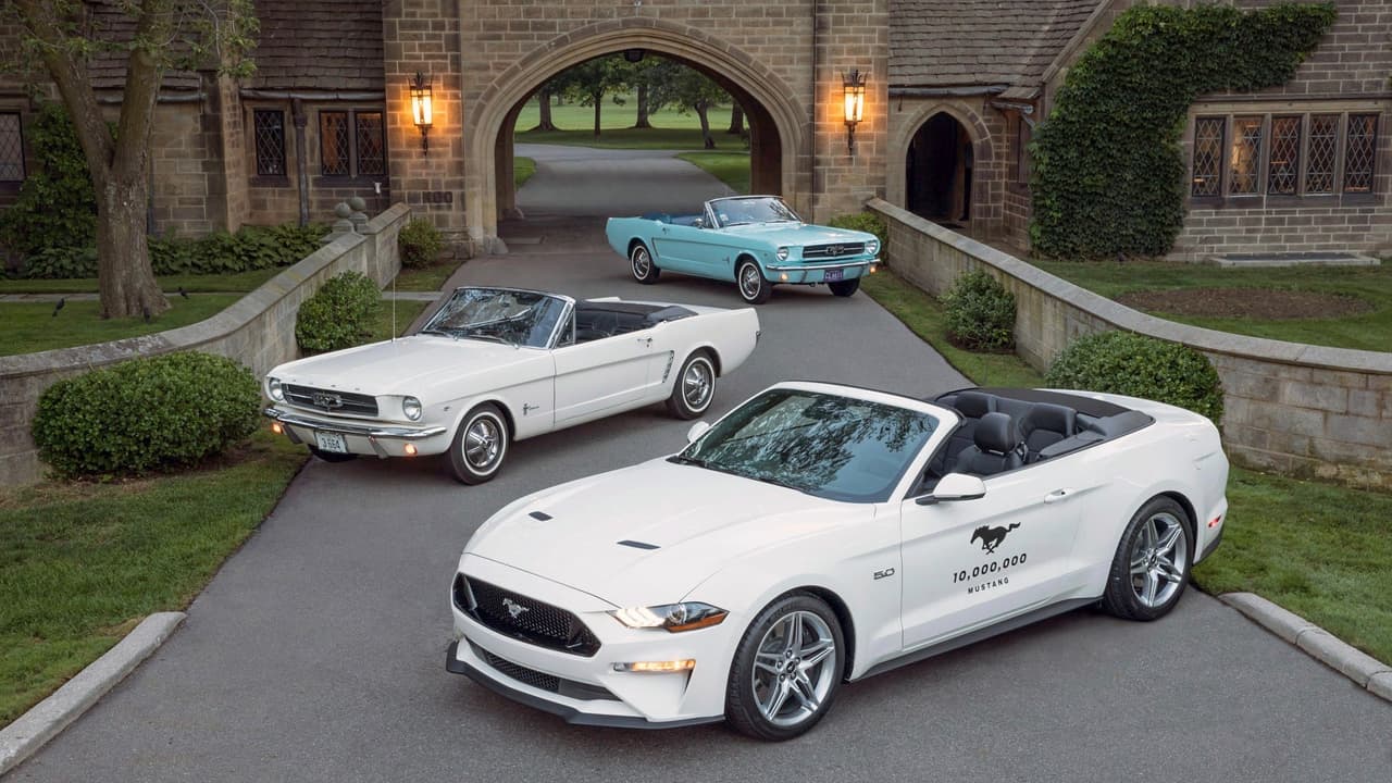 Aquí se observan 
<b>tres importantes Ford Mustang históricos</b>. En el fondo el primer Mustang vendido comercialmente en el fondo de la imagen, junto el primer Mustang construido en el medio y el 
<b><a href="https://www.univision.com/noticias/autos-historicos/ford-construyo-el-mustang-numero-10-millones" target="_blank">Mustang número 10 millones</a></b> en primer plano.