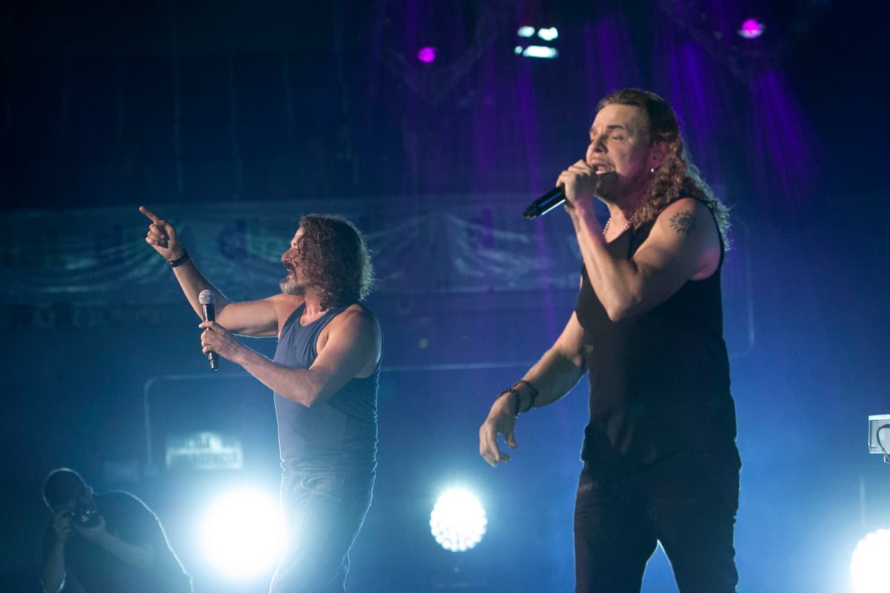 Maná da concierto épico en Miami y pide a sus fans no votar por el partido "racista" y "violento"