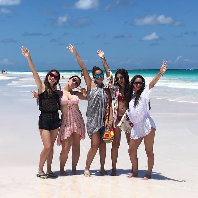 Mía celebró a lo grande con sus amigas.