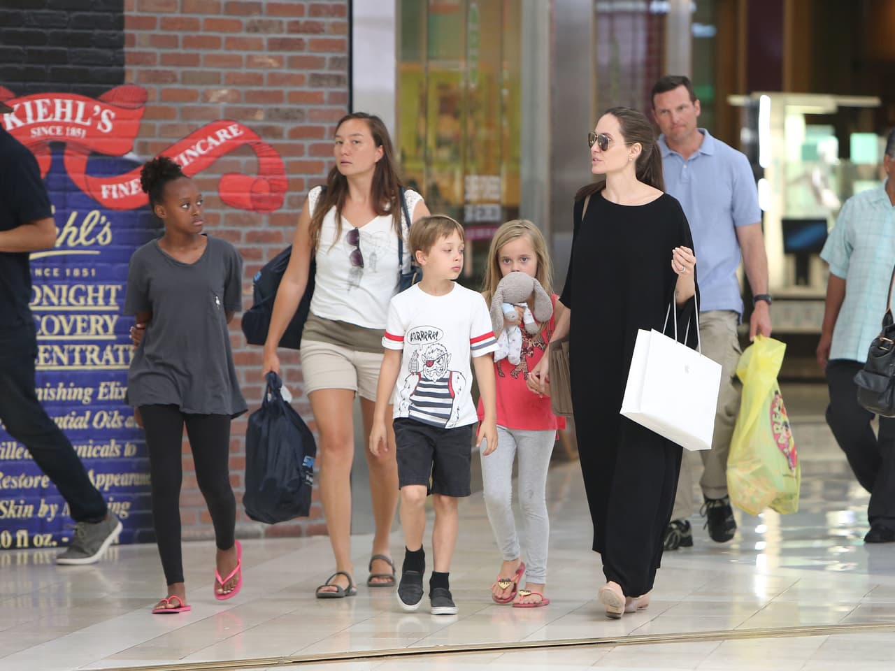 Llevó a Zahara y los mellizos Knox y Vivienne al Westfield Mall en Los Angeles.