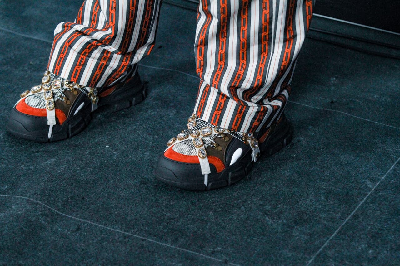 En el que destacaron sus pantalones a rayas y sus zapatos deportivos.