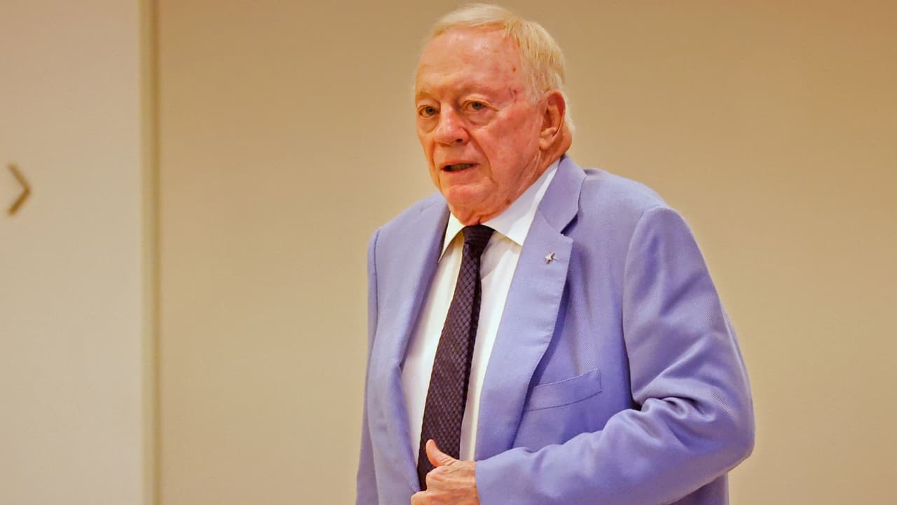 <h3 class="cms-H3-H3">Por qué lo cuenta ahora</h3>
<br>La confesión llega días antes del estreno de la docuserie de Netflix
<i>America’s Team: The Gambler and His Cowboys</i>, el 19 de agosto, donde uno de los episodios aborda su lucha contra el cáncer.
<b>Jones quiso que la audiencia escuchara su historia de su propia voz antes de verla en pantalla.</b>