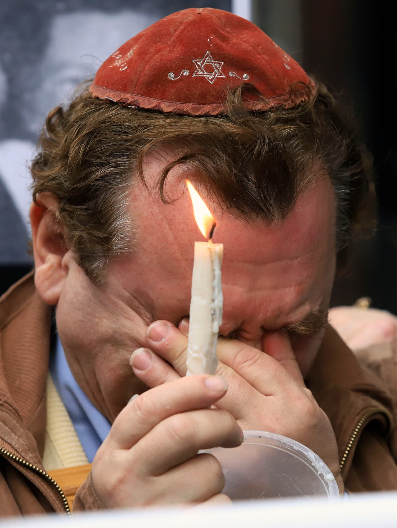 Según Nisman, el convenio buscaba eliminar las solicitudes de captura de Interpol a cambio de reanudar las relaciones comerciales con Irán. El gobierno argumentó que con el acercamiento entre los dos países se crearía una comisión de la verdad y la posibilidad de que fiscales argentinos interrogaran a los implicados iraníes. En la fotografía, uno de los asistentes al acto conmemorativo frente al edificio destruido hace 25 años.