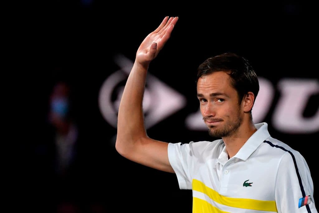 El serbio Novak Djokovic fulminó al ruso Daniil Medvedev al vencerle por 7-5, 6-2 y 6-2, en una final espectacular y demasiado corta, para levantar su noveno título del Australian Open y el tercero de forma consecutiva.