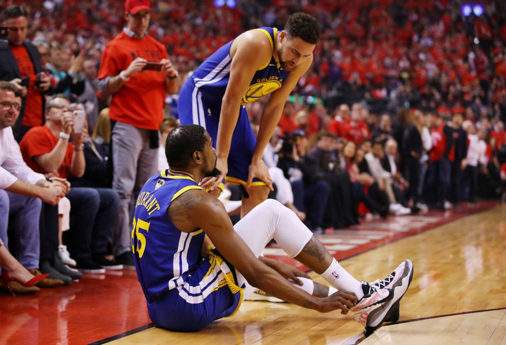 Klay Thompson se acercó a Durant, con evidente preocupación. Las cosas no pintaban bien.