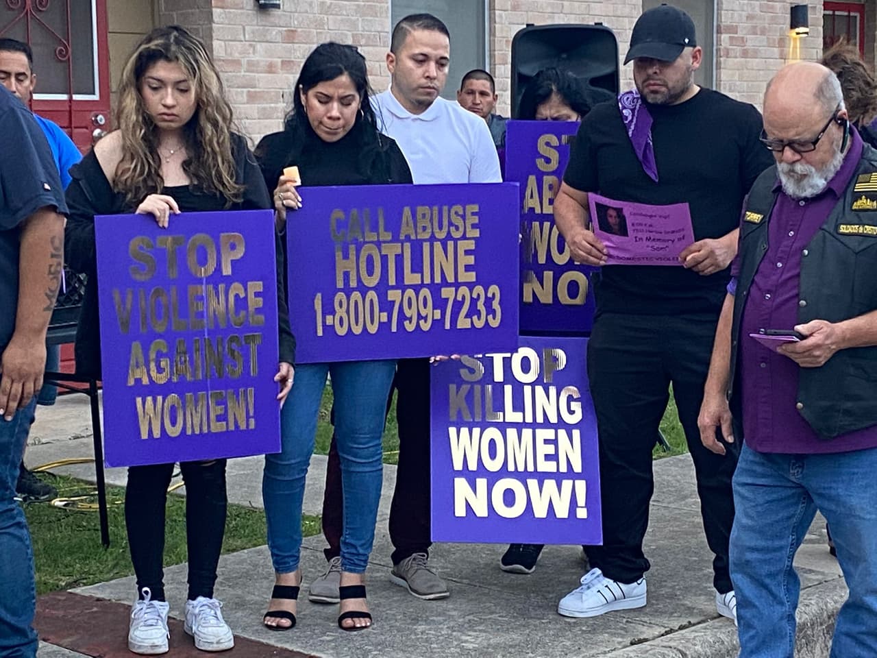 <a href="https://www.univision.com/local/san-antonio-kwex/samantha-lopez-asesinato-frente-a-sus-hijos-san-antonio-piden-justicia-fotos">Rose González</a>, madre de la mujer de 28 años, y los demás presentes vistieron de color violeta, 
<b>tonalidad emblemática en las movilizaciones convocadas por mujeres en contra de la violencia de género</b>. 
<br>
<br>López, madre de tres niñas, 
<a href="https://www.univision.com/local/san-antonio-kwex/mujer-asesinada-tiros-frente-3-hijos-san-antonio-mcbeldon-apartments">murió a causa de los disparos en la espalda que le propocionó el sospecho.</a> 
<br> 
<br> 
<br>