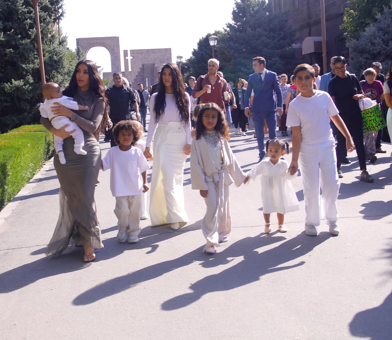 Kim Kardashian estuvo acompañada por Kourtney Kardashian 
<b><a href="https://www.univision.com/famosos/kourtney-kardashian-y-su-ex-scott-disick-de-vacaciones-con-sus-hijos-a-costa-rica-y-no-se-ve-a-la-novia-de-el-fotos" target="_blank">y sus hijos</a></b>: Mason Dash (9 años), Penélope Scotland (7) y Reign Aston (4).