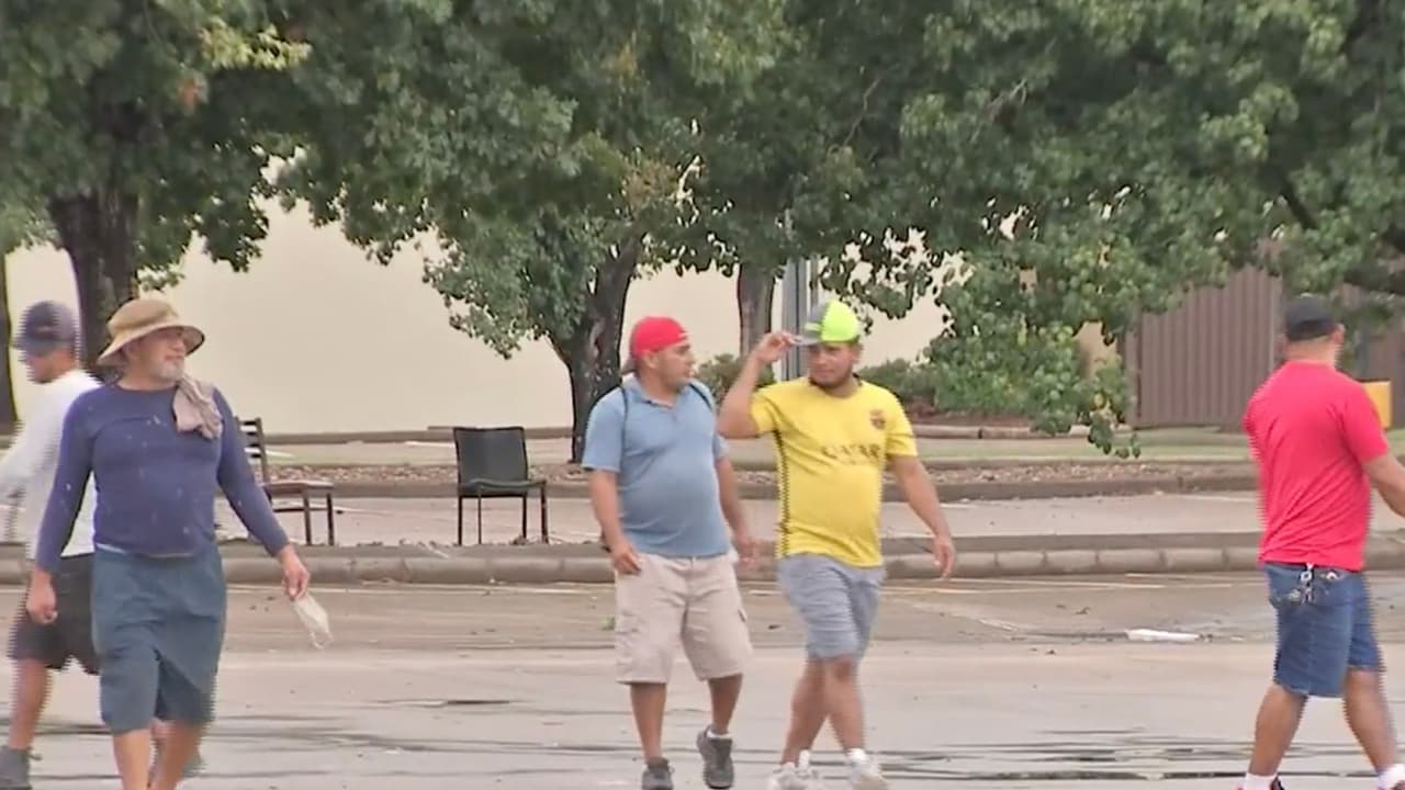 "Fueron bastante agresivos": jornaleros se quejan de que los quieren correr de afuera de The Home Depot