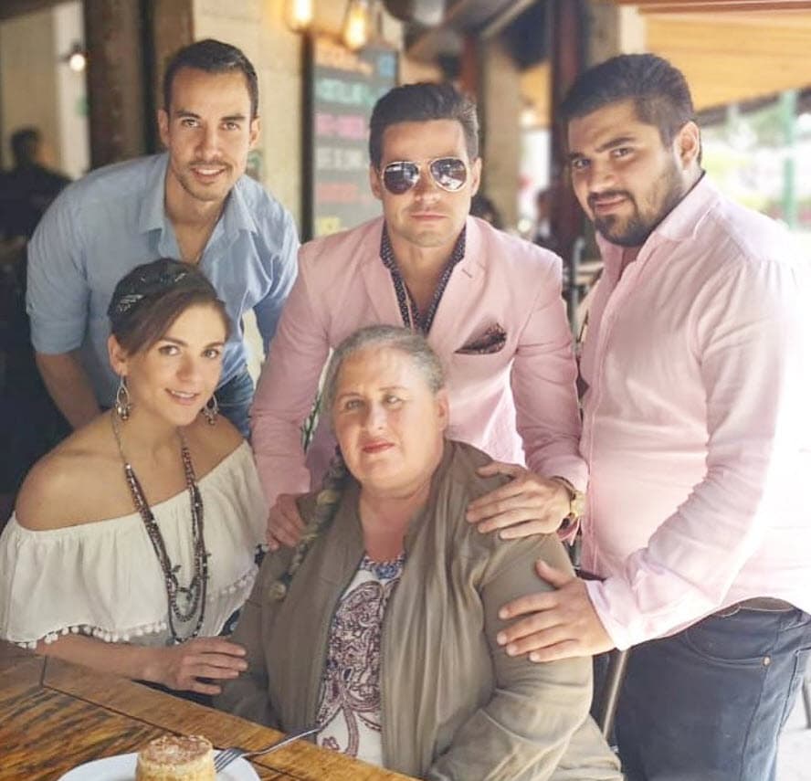 No se ha emitido declaración oficial por parte de su madre, Melisa Sánchez, quien se ha ido recuperando del derrame cerebral que sufrió en 2016. Tampoco su hermana, la también
<b><a href="https://www.univision.com/famosos/a-24-anos-de-canaveral-de-pasiones-zoraida-gomez-revive-con-una-foto-la-historia-que-tuvo-con-sebastian-zurita-fotos">actriz Zoraida Gómez</a></b>, ha emitido públicamente comentario alguno.