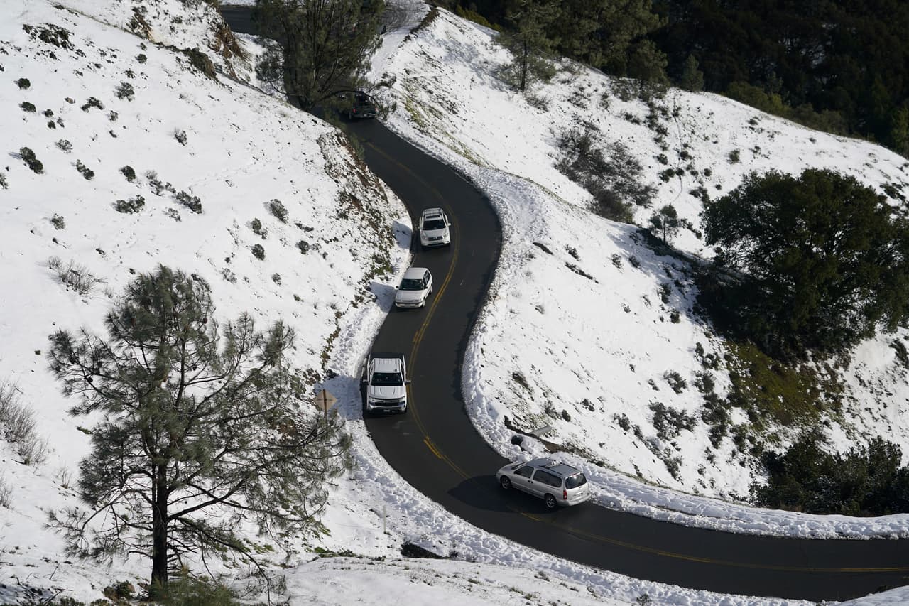 Desde que comenzó la tormenta invernal, las autoridades han estado monitoreando de cerca los caminos para subir a la cima y han hecho algunos cierros intermitentes.