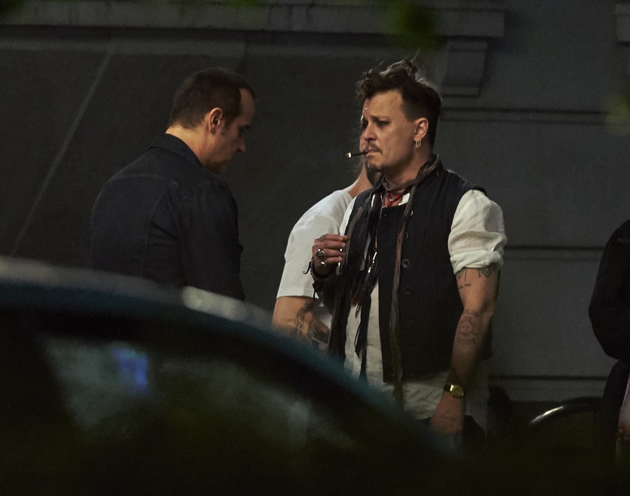 Prendió un cigarro.