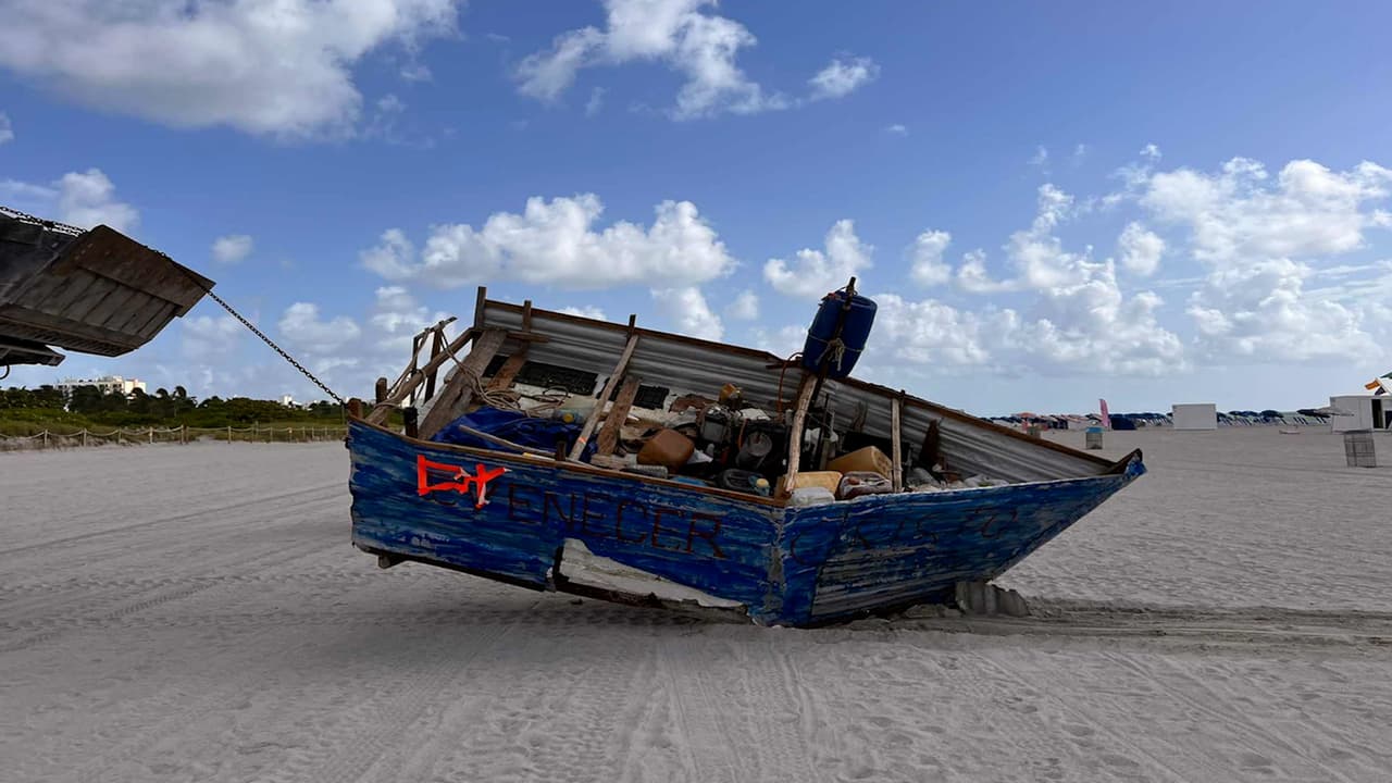 Una embarcación proveniente de Cuba llegó a nivel de la calle 6 en South Beach, este sábado