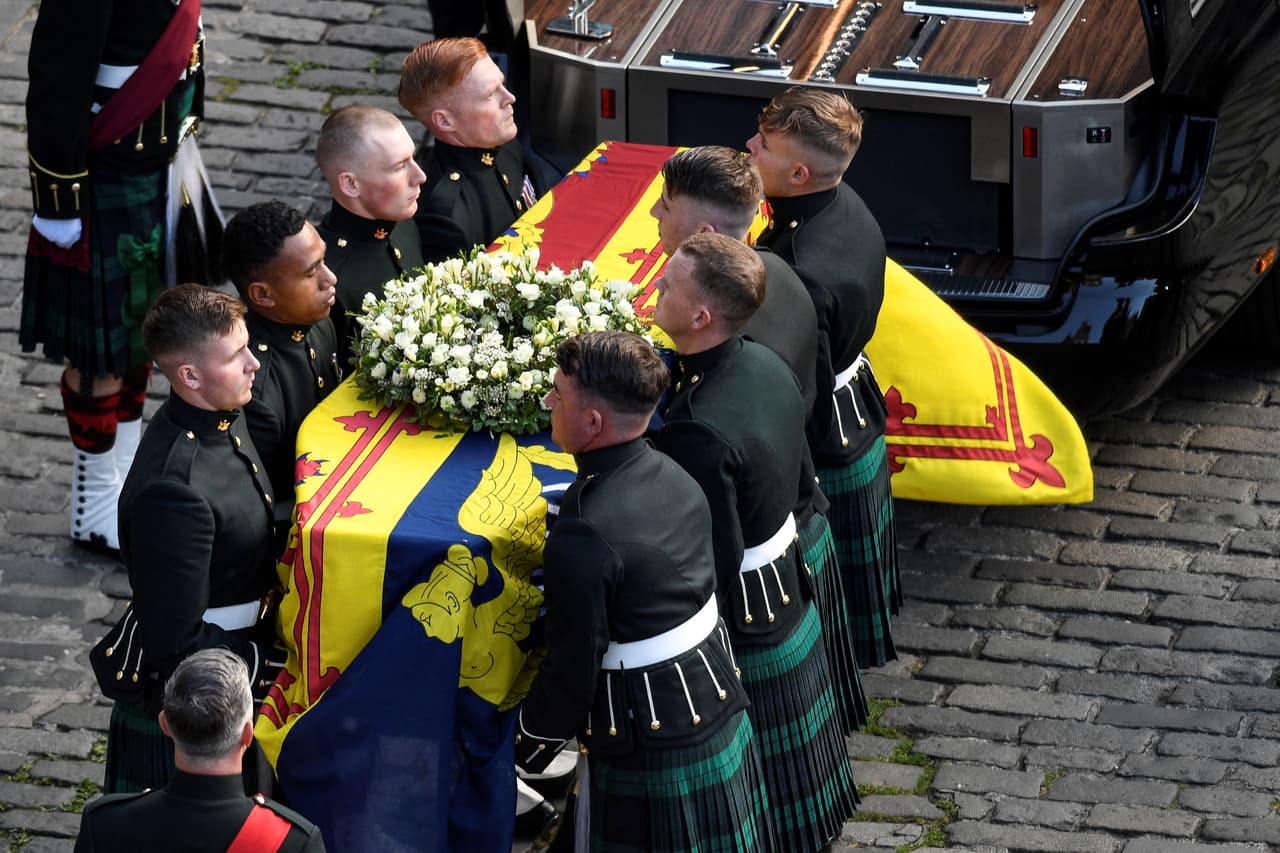 Un grupo de guardias mueven el féretro de la reina Isabel II a la catedral de St Giles. 
<br>
<br>
<br>