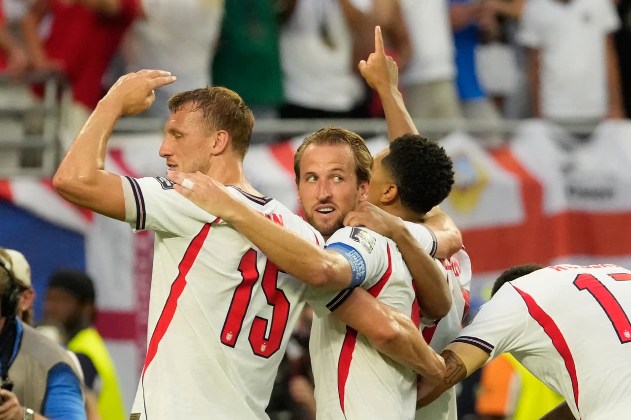 Harry Kane, de Inglaterra (en el centro), y sus compañeros saludan a los aficionados tras el partido de cuartos de final del Mundial de fútbol entre Noruega e Inglaterra en Miami Gardens, Florida, el sábado 11 de julio de 2026.