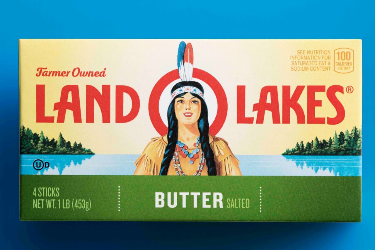 <b>Land O’Lakes. </b>A principios de año esta marca anunció que retiraría de sus envases de mantequilla, queso y otros productos la imagen de una mujer nativa estadounidense. Esta ilustración decora estos empaques desde fines de la década de 1920.
<br>