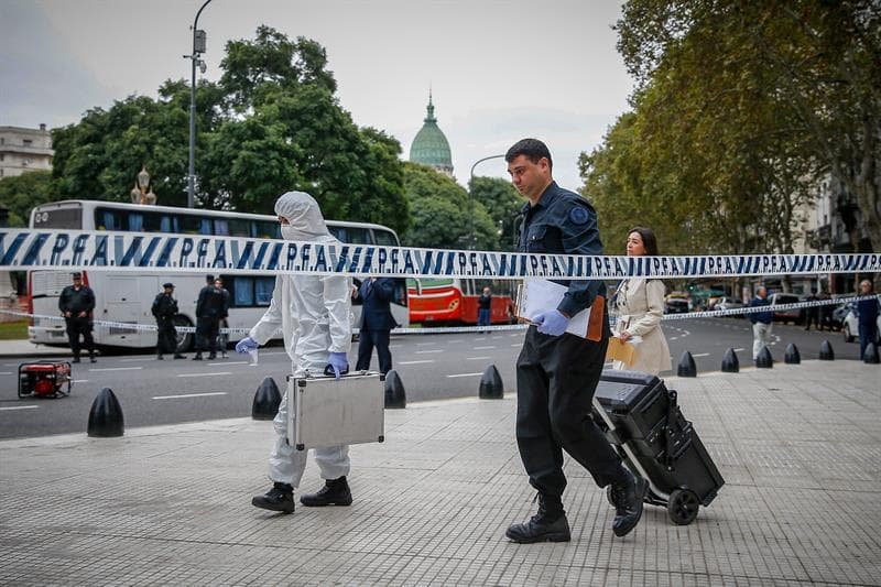 Policías federales argentinos trabajan cerca del Congreso de la Nación, donde fue atacado el diputado Olivares, de la Unión Cívica Radical (UCR).