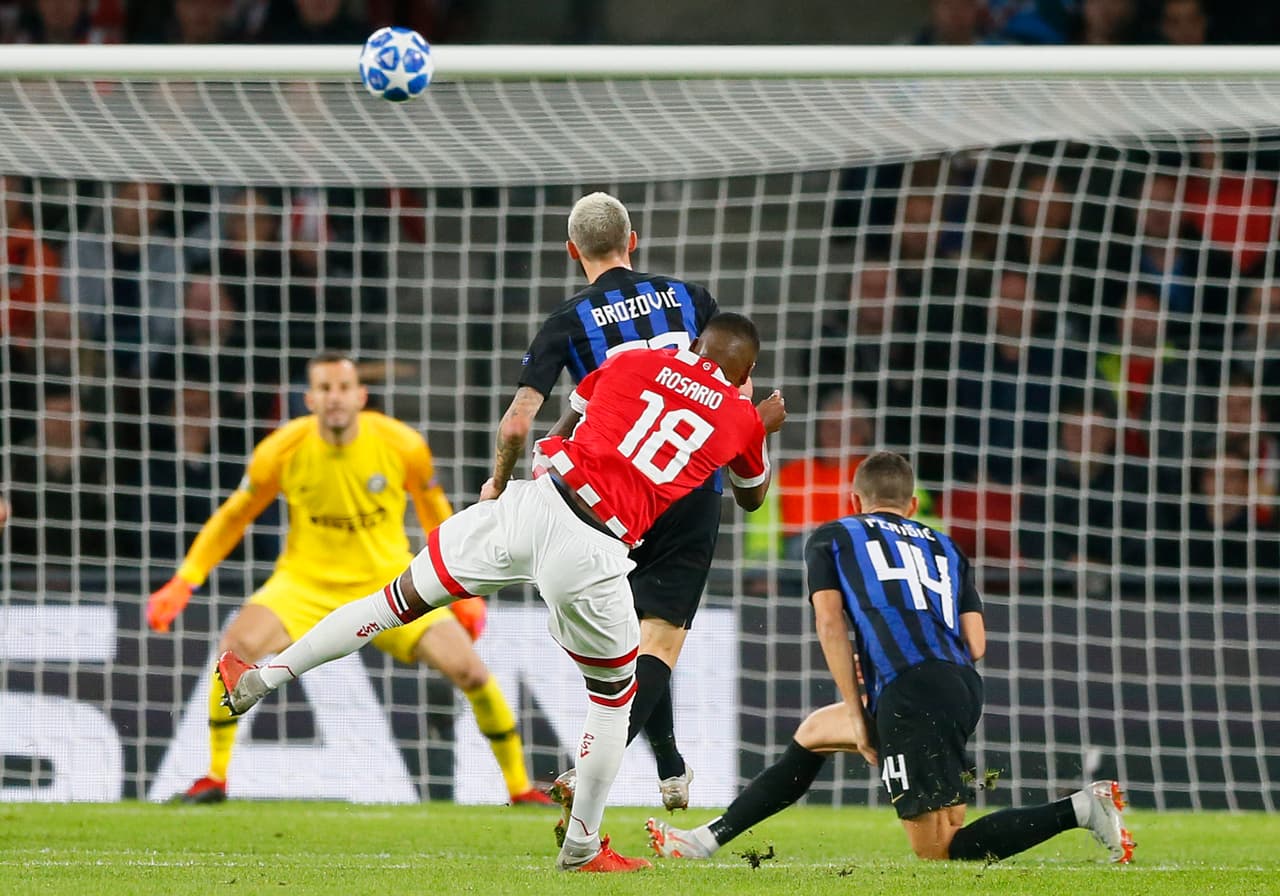 De hecho, comenzó bien cuando por la banda izquierda encontró por el centro a Pablo Rosario que tras un control sacó un remate potente para poner el 1-0.