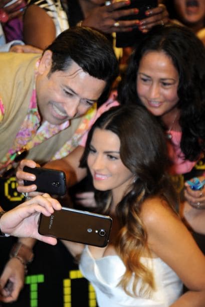 Nos encantan los selfies. We can't get enough of them! Y si no, pregúntenle a los que desfilaron la alfombra de Premios Juventud.