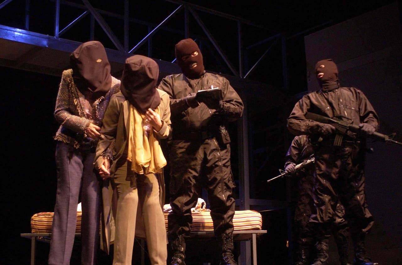 El 22 de septiembre de 2002 secuestraron a Laura Zapata y Ernestina Sodi, a la salida del teatro. Laura fue liberada a los 18 días de estar cautiva, para negociar la vida de su media hermana Ernestina, quien estuvo 16 días más. Las hermanas Sodi sospecharon que todo había sido planeado por la misma Laura, para obtener dinero de su hermana Thalía y de multimillonario esposo Tommy Mottola, lo declaró Ernestina en conferencia de prensa, durante la presentación de su libro.