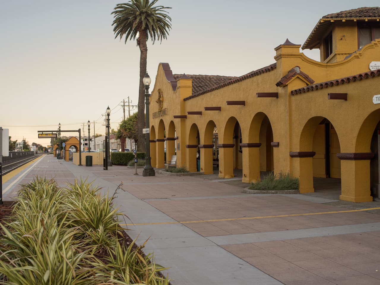 <b>Puesto 7. Burlingame, California</b>
<br>
<br>Valor promedio de una vivienda: 1,901,900 dólares.
<br>
<br>Promedio de la mensualidad de la hipoteca: más de 4,000 dólares.
<br>
<br>Porcentaje de unidades de vivienda con hipoteca: 70.2%.
<br>
<br>Porcentaje de propietarios de viviendas: 48.1%.
<br>
<br>Ingreso familiar promedio: 128,447 dólares anuales.
<br>