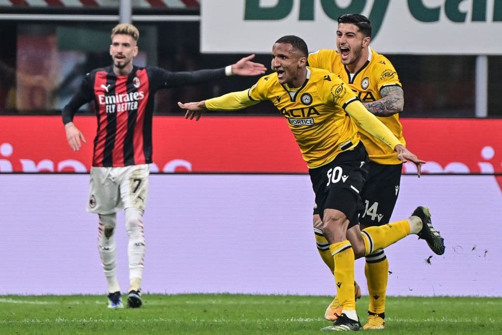 Milan rescata empate tras penal marcado ante el Udinese para terminar 1-1. Rodrigo Becao fue el autor del gol que le daba la victoria parcial a los 'Bianconeri', pero una mano de larsen de último minuto, marcó penal para los 'Rosonneri' y Kessie se encargó de anotar e igualar el marcador en esta Jornada 25 de la Serie A.
