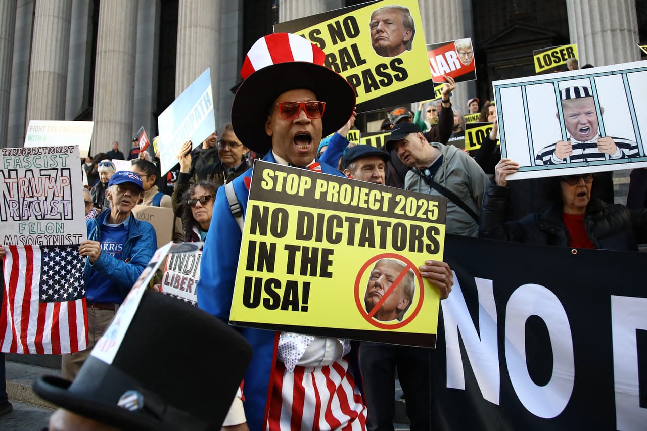 Algunos demócratas y analistas cuestionaron la decisión de realizar el mitin en Nueva York, argumentando que es un "evento de vanidad" en un estado que no ha votado por un republicano para presidente en 40 años.