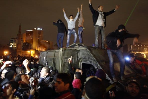 Aunque el presidente había instado a la oposición a dialogar, para tratar de pacificar el país, ésta se negó a acudir a una reunión con el Gobierno, exigiendo que este antes ceda y desista de sus reformas de tipo islamista.