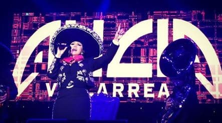 La cantante de regional mexicano consideró que Melenie tiene la misma fortaleza que ella. "Sí, es una chica arriesgada y aventada. Es valiente, es independiente. Ella ha aprendido muchas cosas viéndolas de su mamá", explicó la cantante de 47 años de edad.