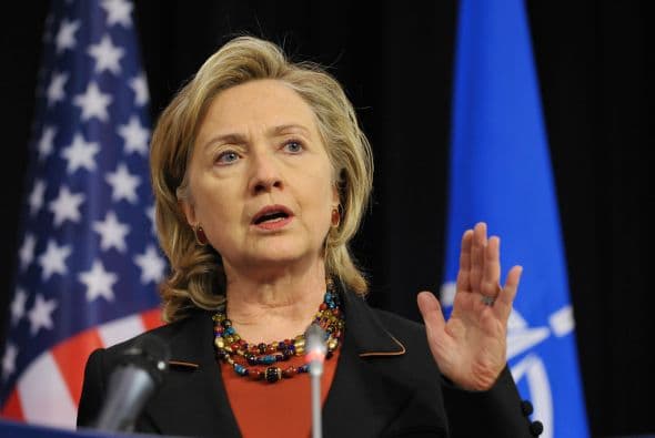 "Estos carteles de la droga están adquiriendo muchos de los atributos de estos grupos terroristas e insurgentes en el mundo", dijo Clinton el viernes. "Por primera vez están empleando automóviles cargados de explosivos. Uno los ve mucho más organizados de un modo paramilitar".