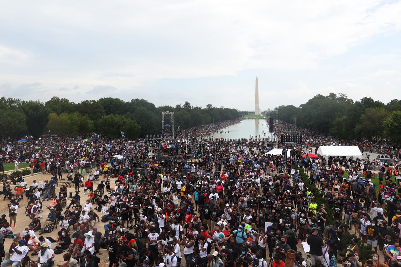 La multitud frente al monumento a Abraham Lincoln.