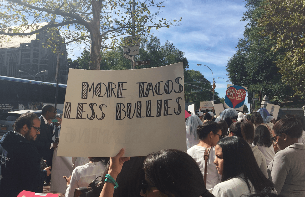Cientos participaron de la marcha y algunos llevaron mensajes como “Más tacos y menos acosadores” tal como se exigió en esta pancarta.