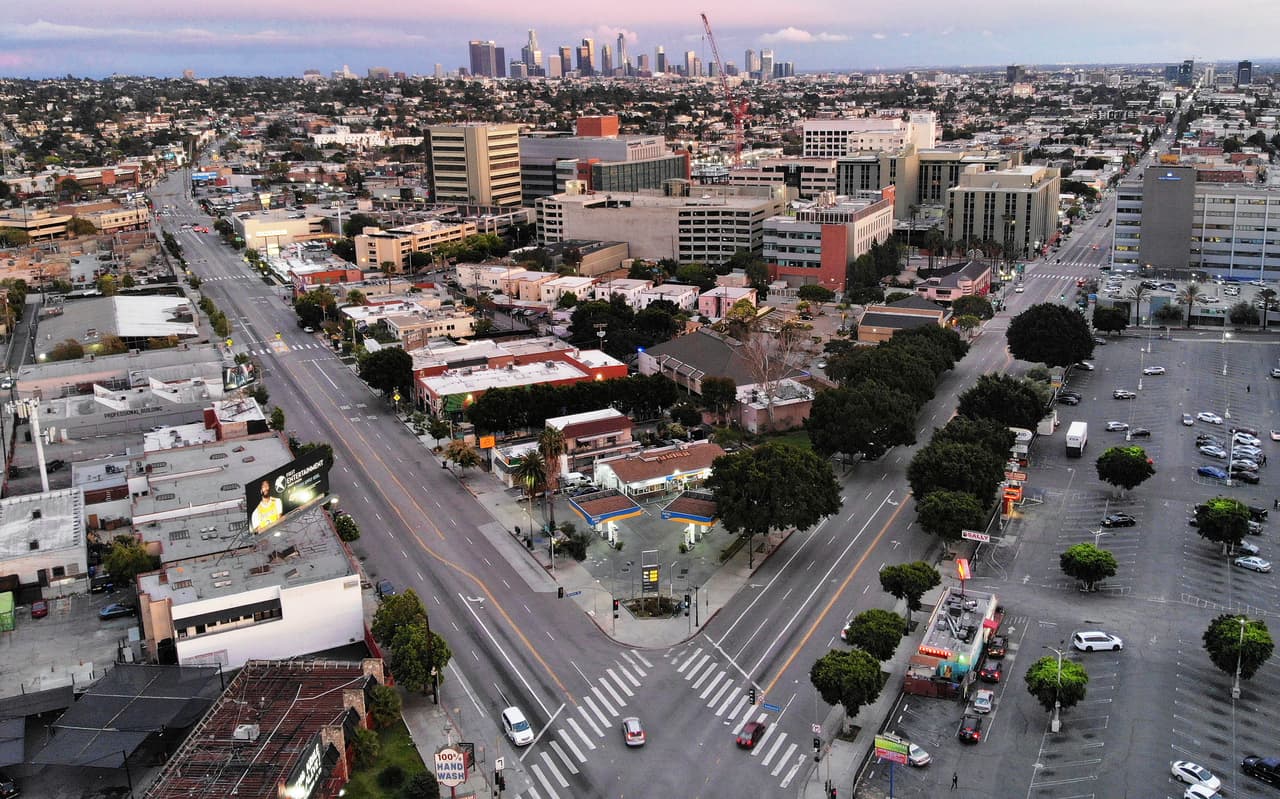 La intersección entre el boulevard Hollywood y North Vermont Avenue en Los Ángeles, California. 6 de abril. 
<a href="https://www.univision.com/noticias/salud/el-devastador-virus-que-mato-a-675-000-personas-en-eeuu-y-dio-valiosas-lecciones-para-combatir-las-pandemias-fotos">Vea aquí las fotos históricas del devastador virus que mató a 675,000 personas en EEUU y dio valiosas lecciones para combatir las pandemias </a>