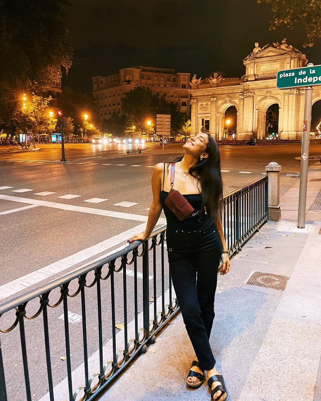 "Estoy feliz trabajando en una marca de ropa, yo amo con todo mi ser la moda, yo estaba a punto de sacar mi marca de ropa y ahorita que estoy trabajando en esta marca que no tenía ni la menor idea de lo que estaba haciendo, porque hay tantas cosas detrás", señaló en su video.