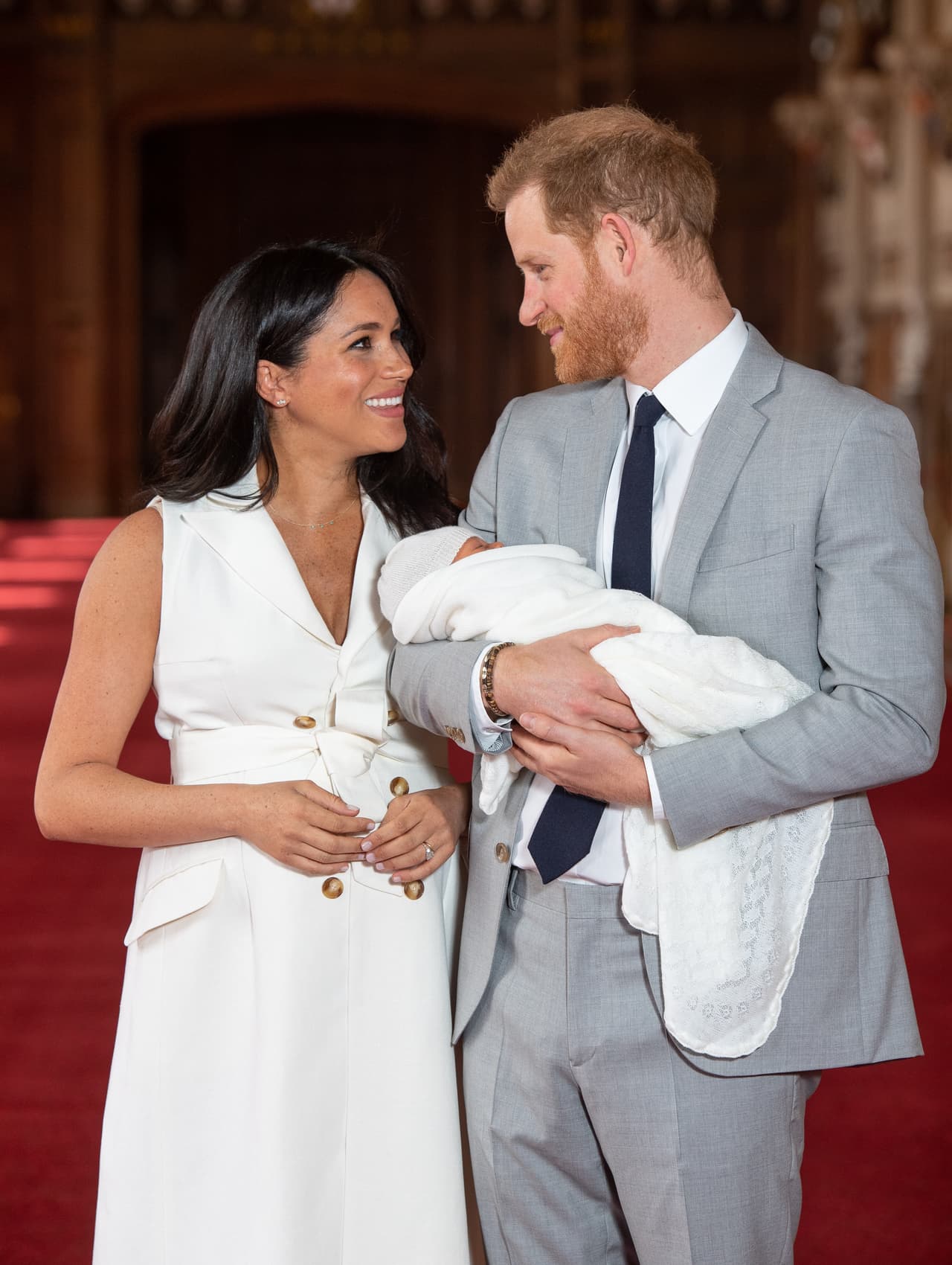 Un artículo de 
<b><a href="https://www.vanityfair.com/style/2019/01/harry-and-meghan-opt-for-a-gender-neutral-nursery" target="_blank">Vanity Fair</a></b>
<a href="https://www.vanityfair.com/style/2019/01/harry-and-meghan-opt-for-a-gender-neutral-nursery" target="_blank">, </a>fechado el 23 de enero del presente año, afirmaba que los duques de Sussex 
<b><a href="https://www.univision.com/entretenimiento/realeza/el-principe-harry-y-meghan-markle-no-contrataran-una-ninera-para-que-cuide-a-su-bebe-fotos" target="_blank">no contratarían niñera</a></b>. En aquella ocasión se informó que la pareja haría uso de la tecnología para apoyarse en 
<b><a href="https://www.univision.com/famosos/meghan-markle-y-el-principe-harry-dejan-a-archie-en-casa-y-se-van-al-encuentro-con-beyonce-fotos" target="_blank">el cuidado del bebé. </a></b>