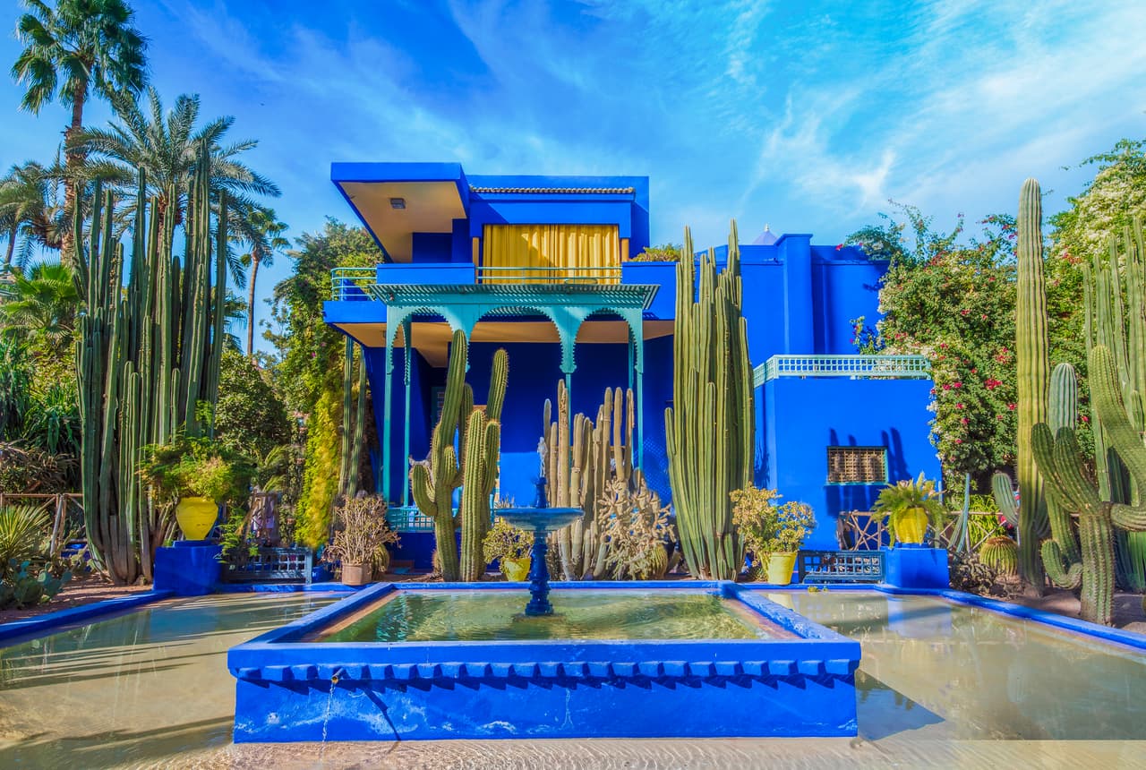 <b>21. Jardín Majorelle. Marrakech, Marruecos.</b>
<br>
<br>El jardín contiene 300 especies de plantas. En el centro alberga un impactante edificio art déco color azul que es sede del Musero Berbère, que muestra la vida de los indígenas de Marruecos con unos 600 artefactos. Recibe unos 900,000 visitantes al año.