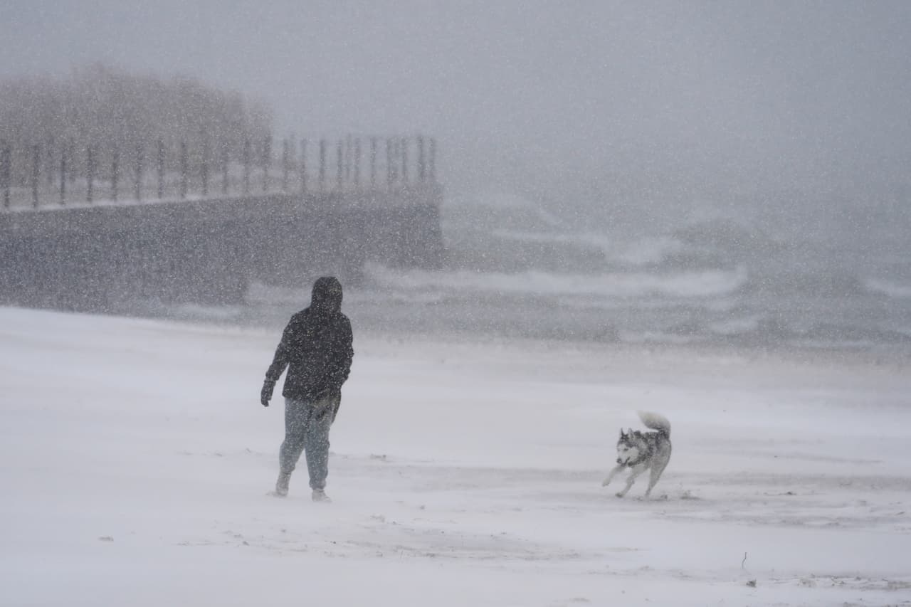 Sin embargo, la nieve caída el sábado superó las proyecciones, registrándose más de 
<b>8 pulgadas en el aeropuerto O’Hare</b>, cifra que convirtió este 29 de noviembre en el 
<b>más nevado en la historia</b> para esa fecha. En el aeropuerto Midway se registraron poco más de 
<b>7 pulgadas</b>.
